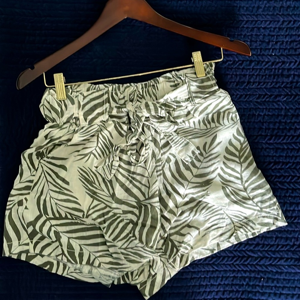 Cute linen shorts, ideal for summer warm days.